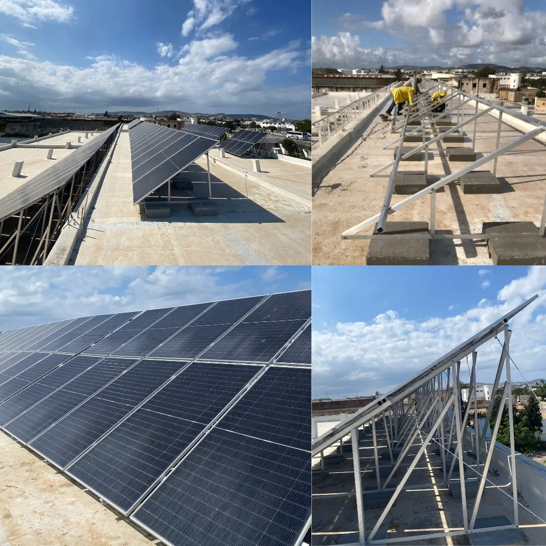 Installation de panneaux solaires photovoltaïques sur toiture plate dans un projet moyenne tension, avec structure de support métallique et environnement urbain en arrière-plan.